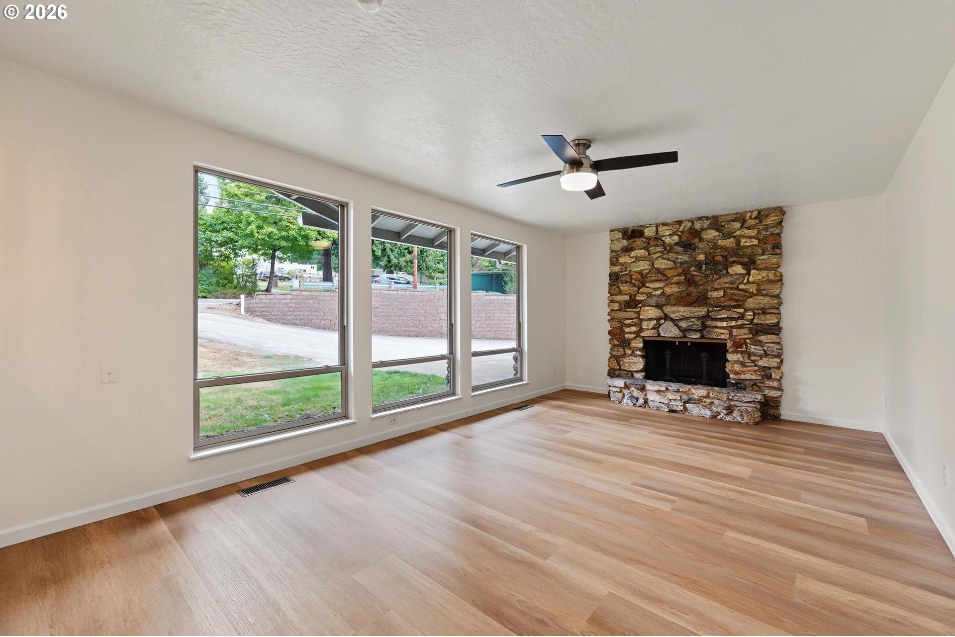17610 Southeast Sunnyside Road Damascus, OR 97089 - Photo 4 of 38 Living Room/Entrance