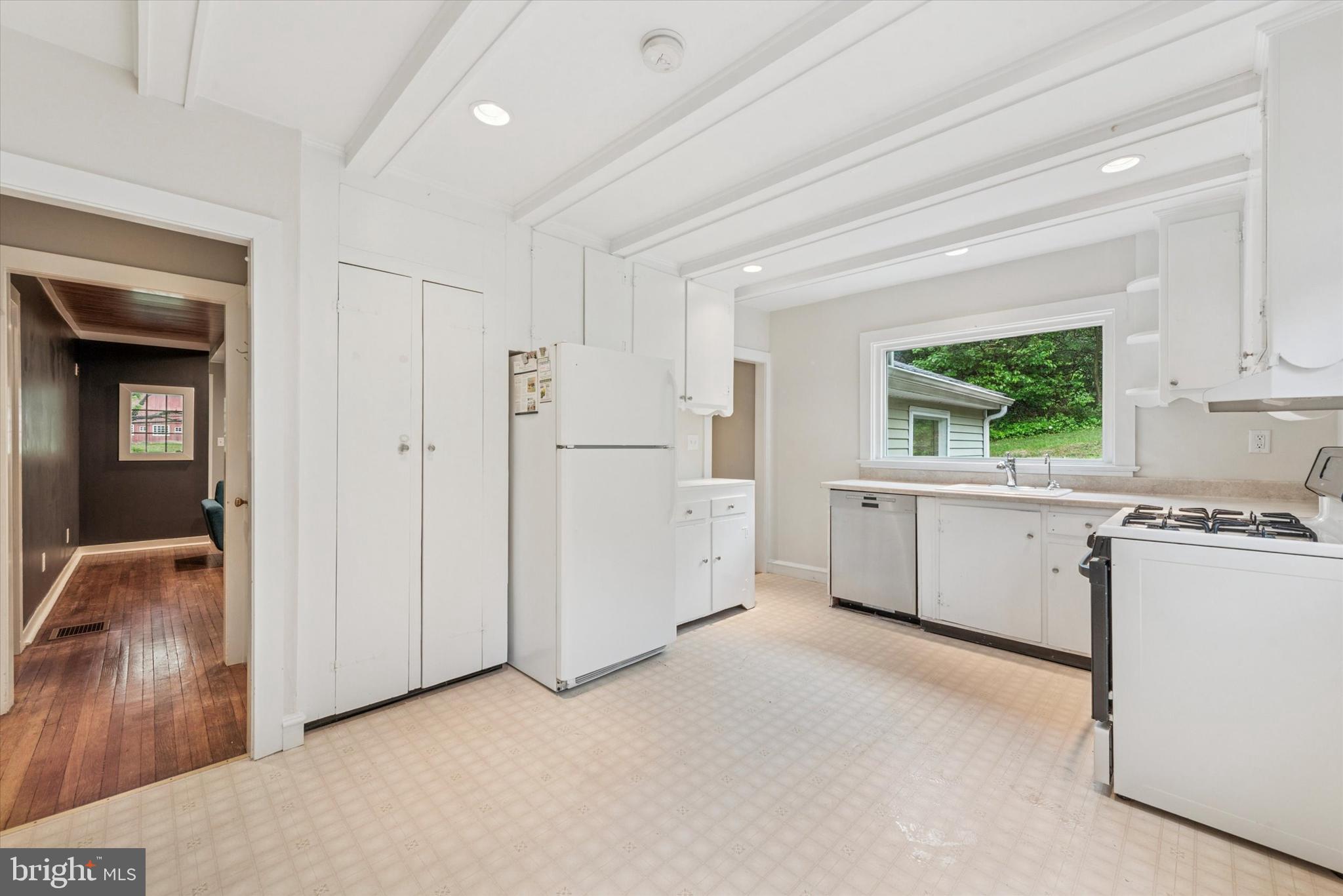718 Sugars Bridge Road West Chester, PA 19382 - Photo 7 of 40 Kitchen
