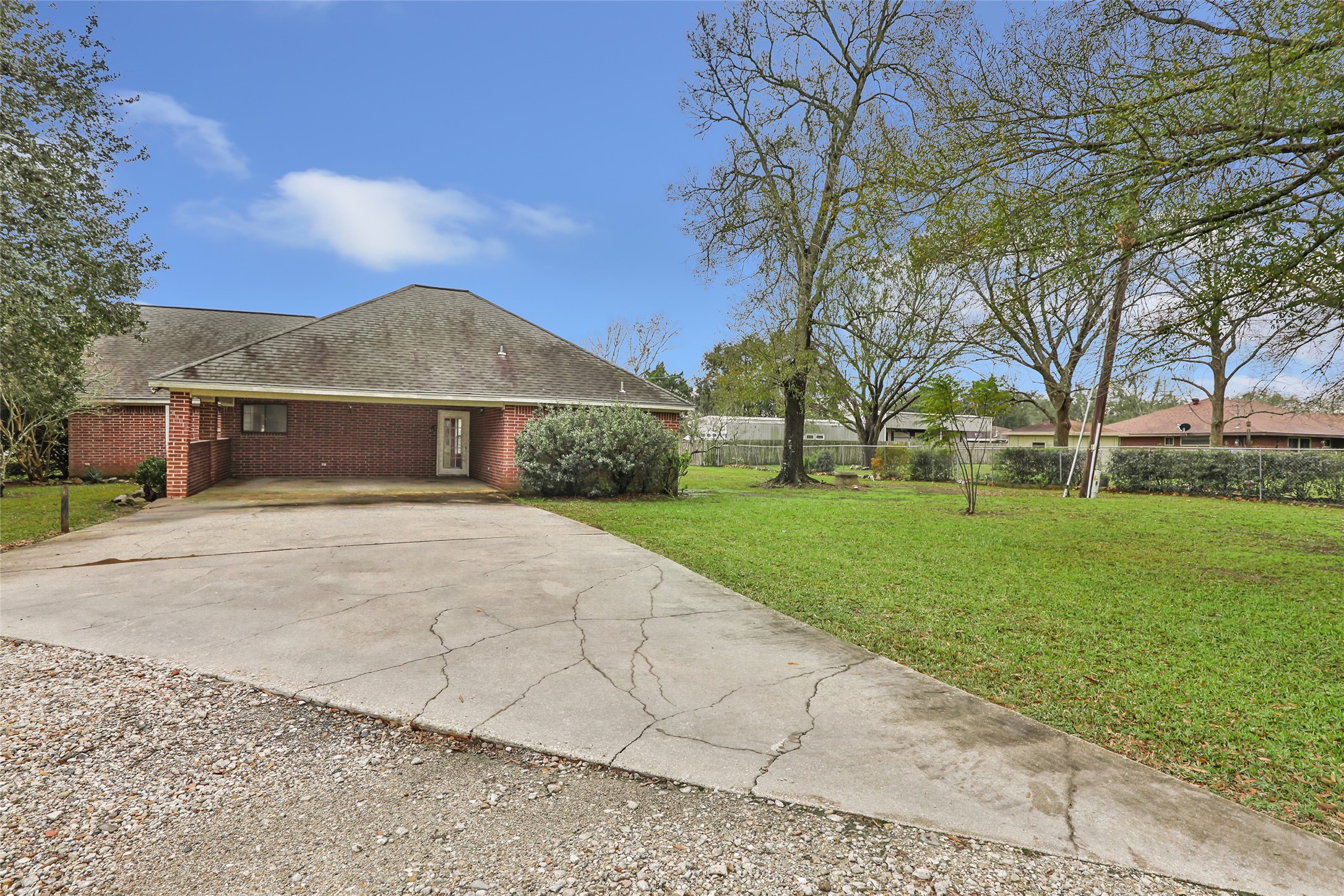 1002 Ransom Street Anahuac, TX 77514 - Photo 4 of 32