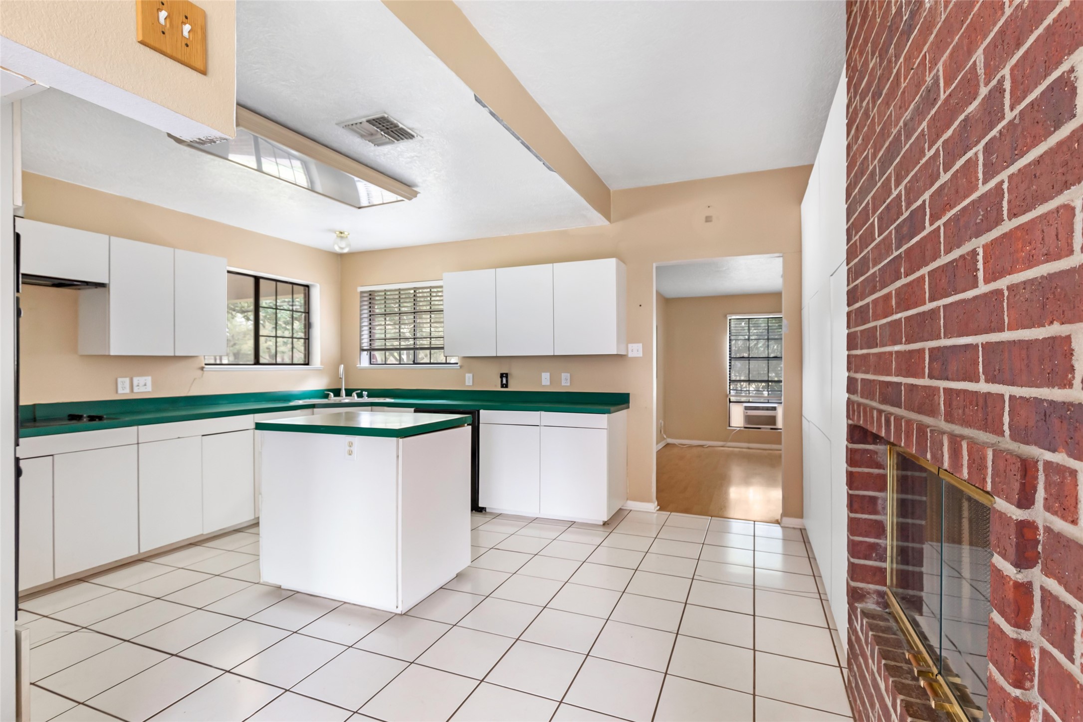 1002 Ransom Street Anahuac, TX 77514 - Photo 6 of 32