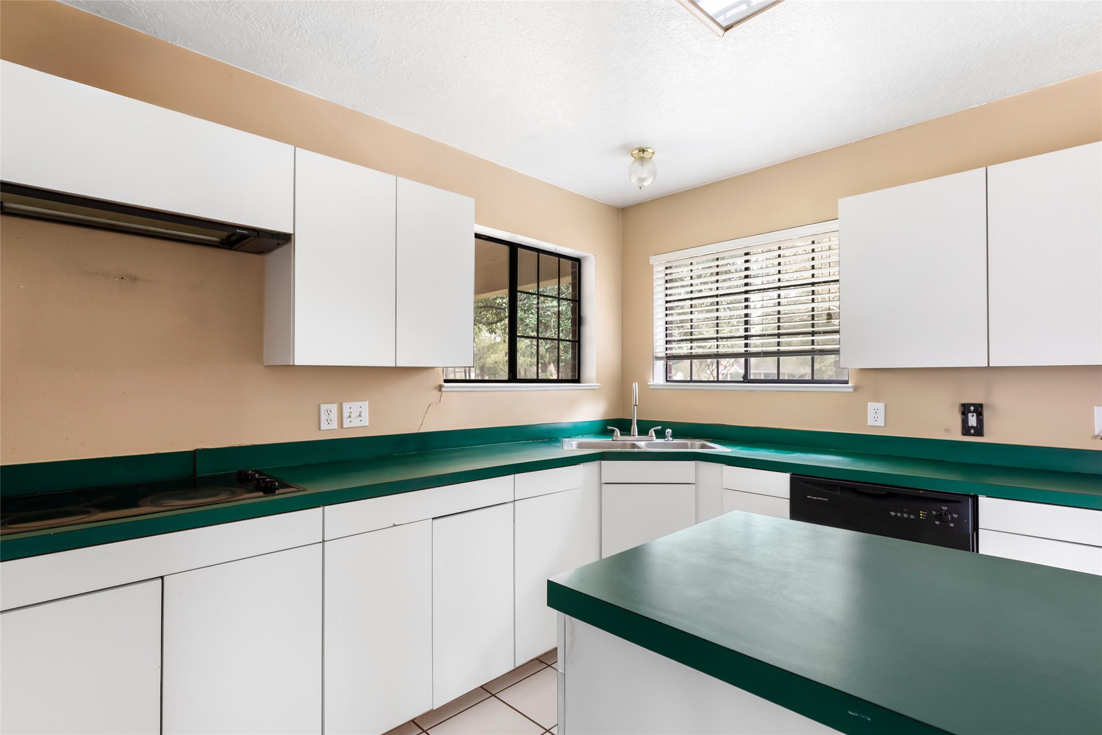 1002 Ransom Street Anahuac, TX 77514 - Photo 9 of 32