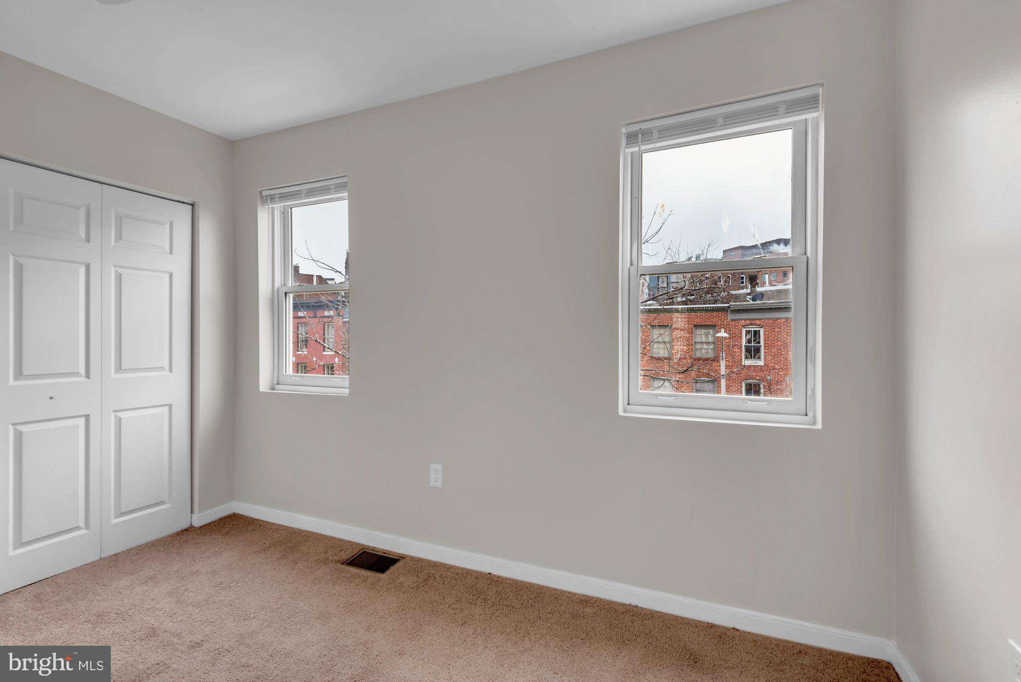 210 West Read Street Baltimore, MD 21201 - Photo 11 of 11 an empty room with windows