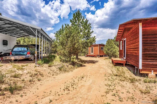a view of back yard of the house