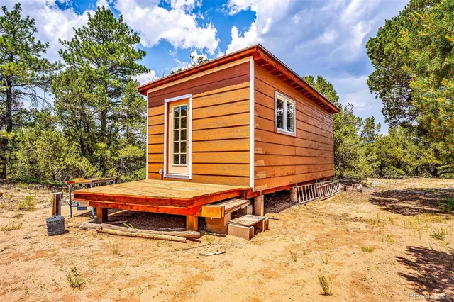 a view of a backyard