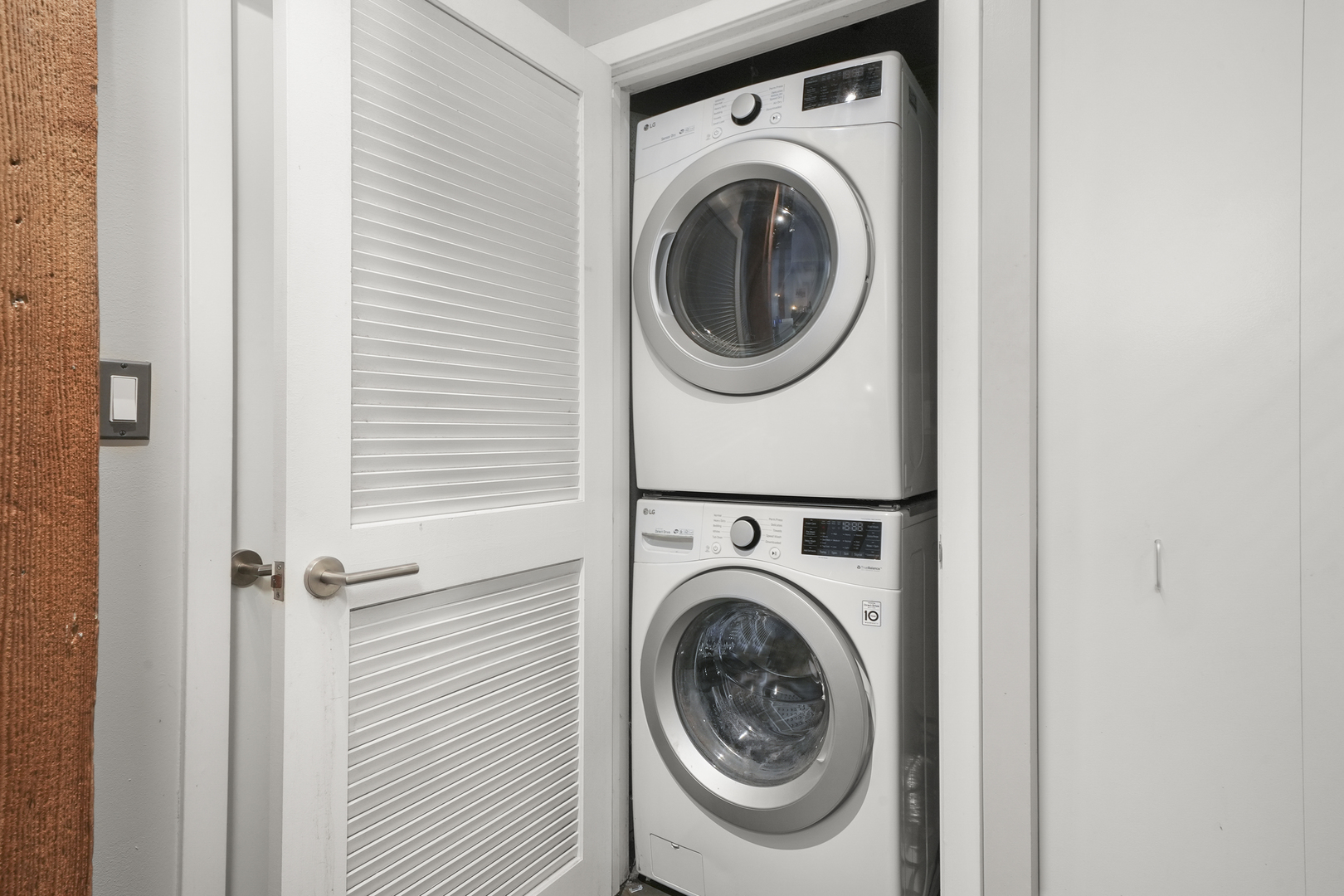 360 West Illinois Street, Unit 614 Chicago, IL 60654 - Photo 12 of 36 a utility room with dryer and washer