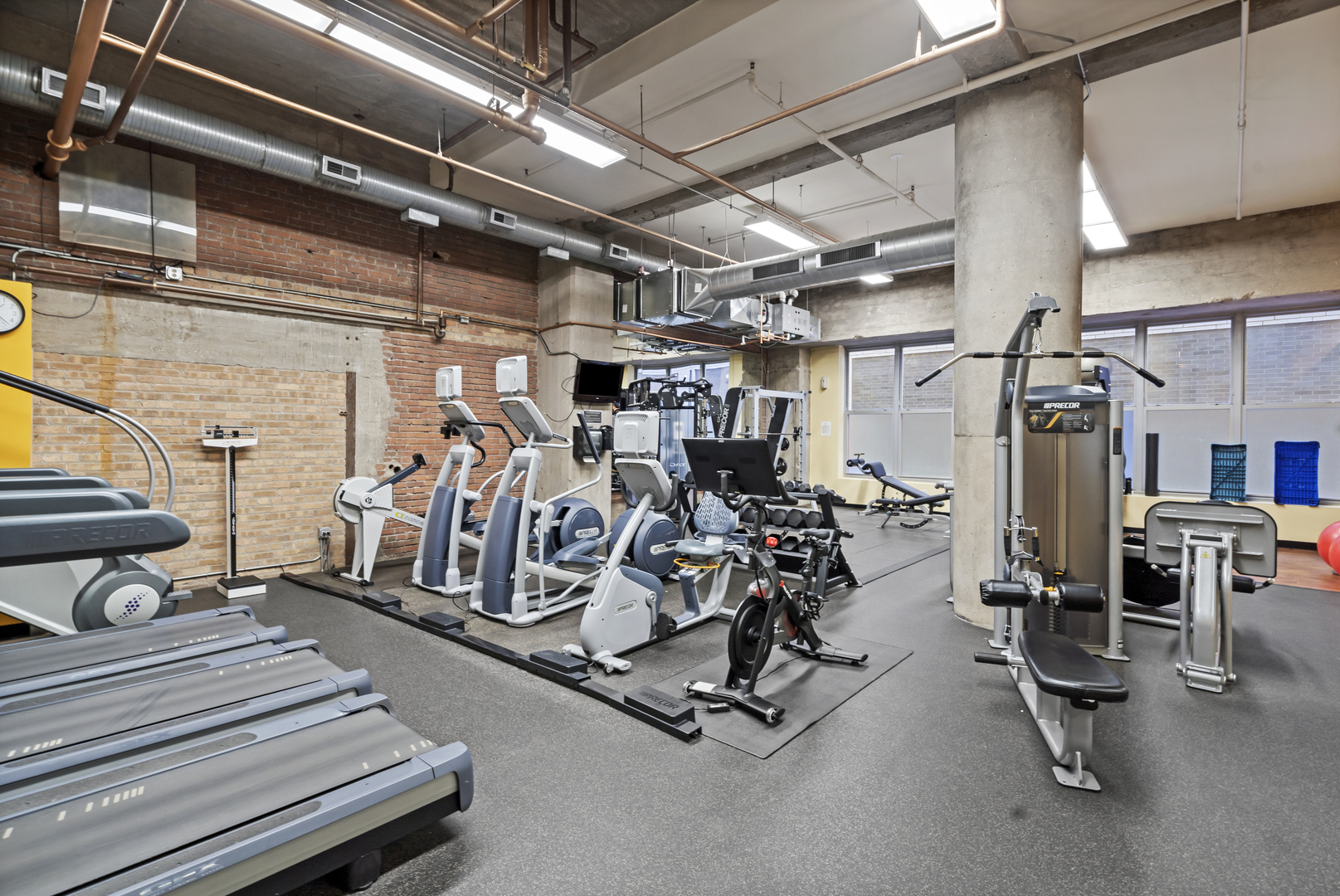 360 West Illinois Street, Unit 614 Chicago, IL 60654 - Photo 16 of 36 a view of a room with gym equipment