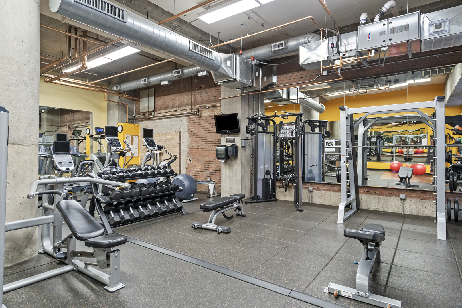 360 West Illinois Street, Unit 614 Chicago, IL 60654 - Photo 17 of 36 a view of a room with gym equipment