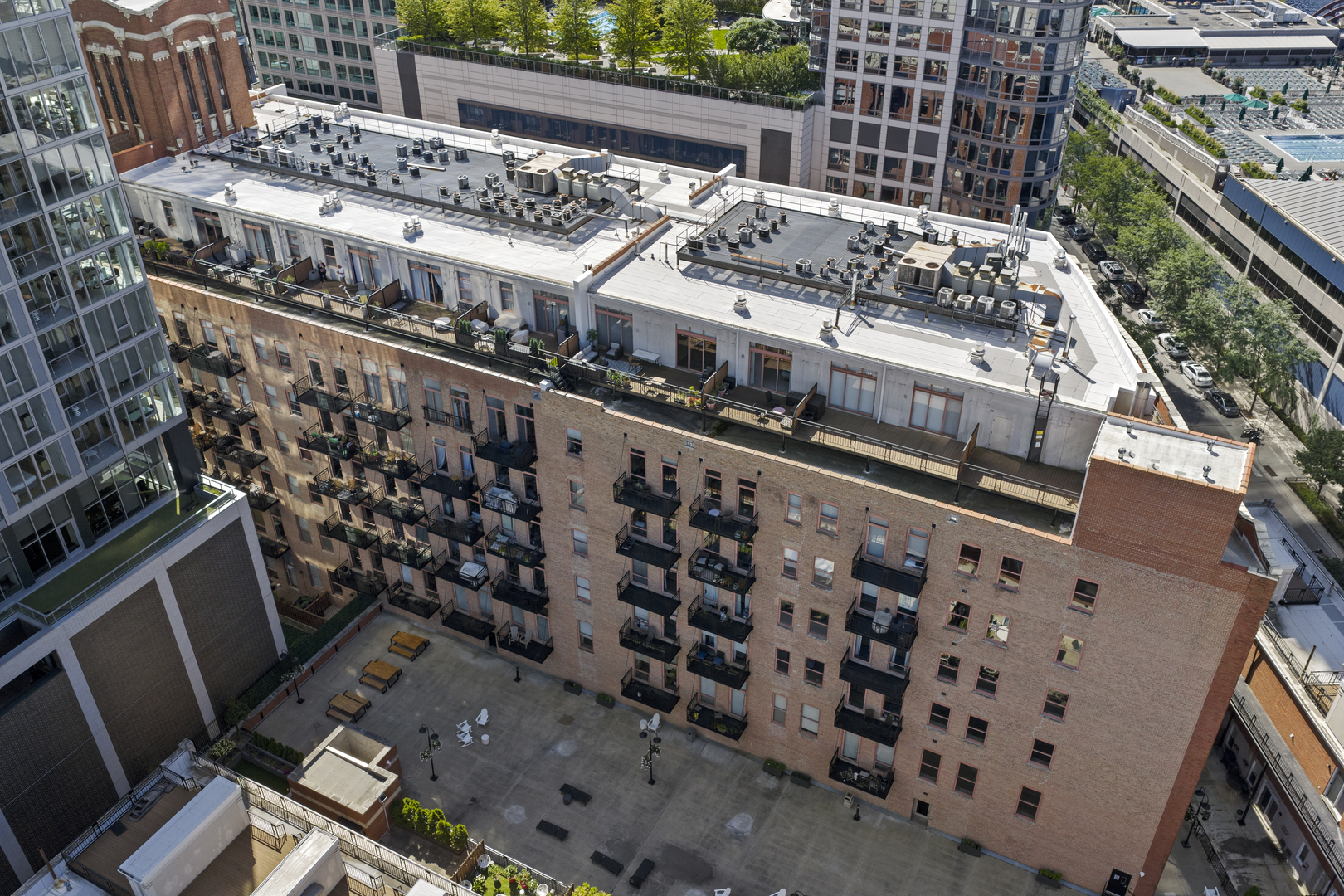 360 West Illinois Street, Unit 614 Chicago, IL 60654 - Photo 31 of 36 a large building with a street