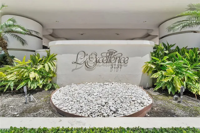 a view of entryway with flower pots