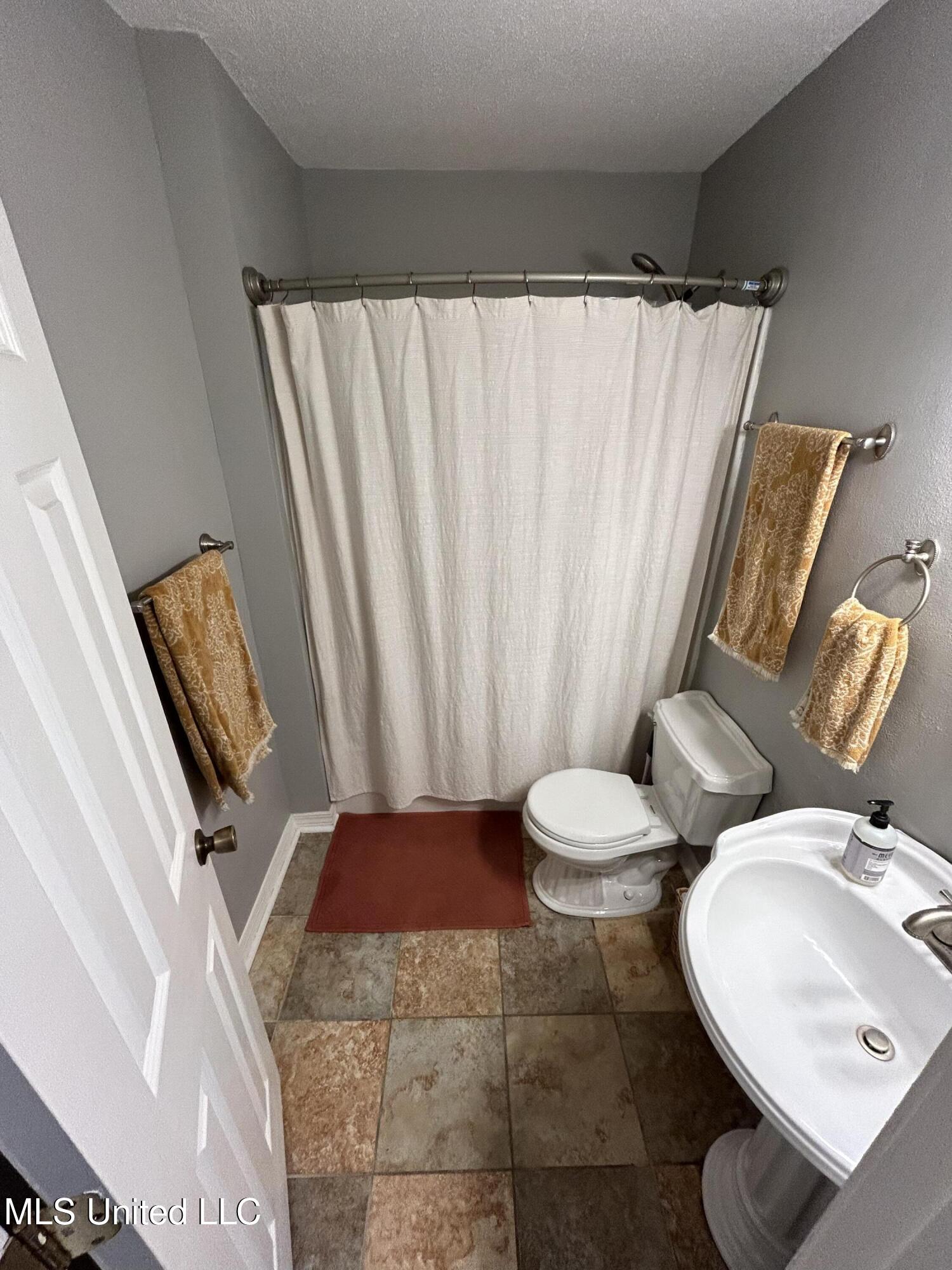 113 Colmer Circle Ocean Springs, MS 39564 - Photo 19 of 26 61A5FC6B-17A1-4B21-BD9E-0E4A0F03A8B1