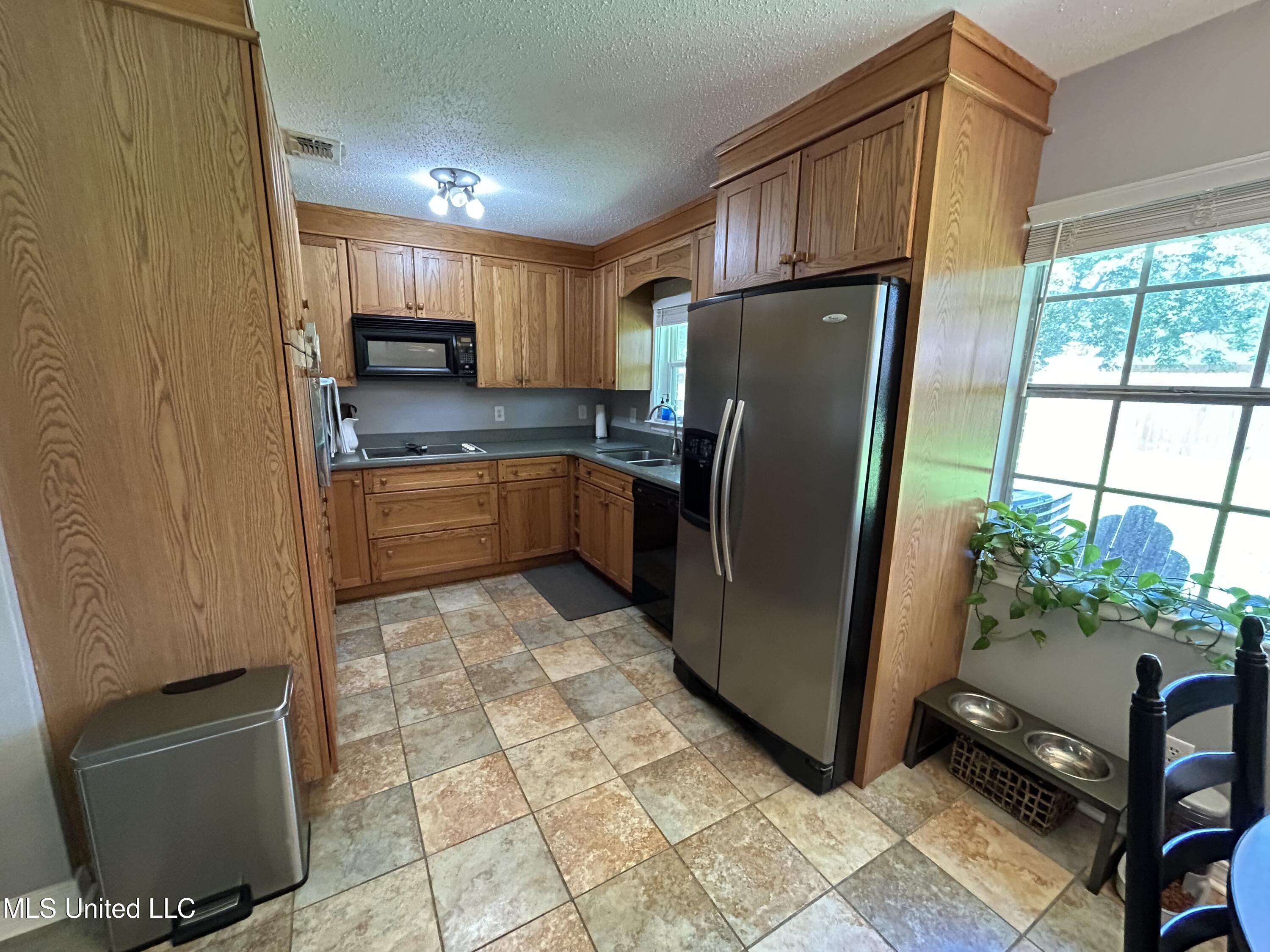 113 Colmer Circle Ocean Springs, MS 39564 - Photo 7 of 26 0CA9CC03-AE51-48B6-B913-774A4470895F