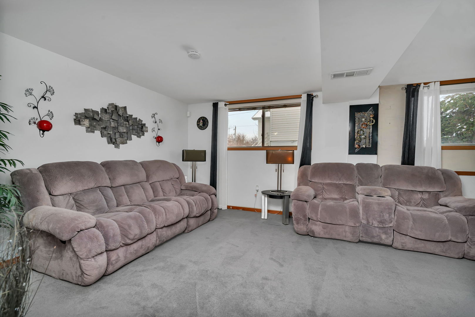 334 Hemlock Avenue Romeoville, IL 60446 - Photo 13 of 24 a living room with furniture and a window