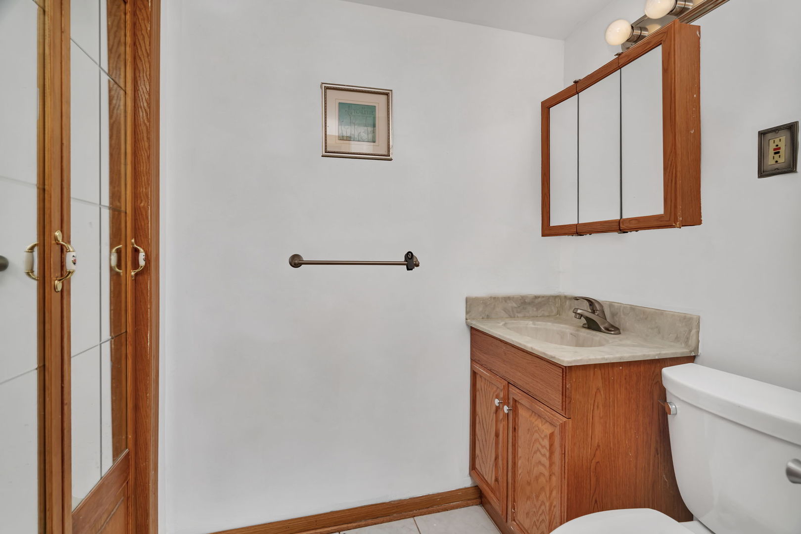 334 Hemlock Avenue Romeoville, IL 60446 - Photo 15 of 24 a bathroom with a toilet sink and mirror