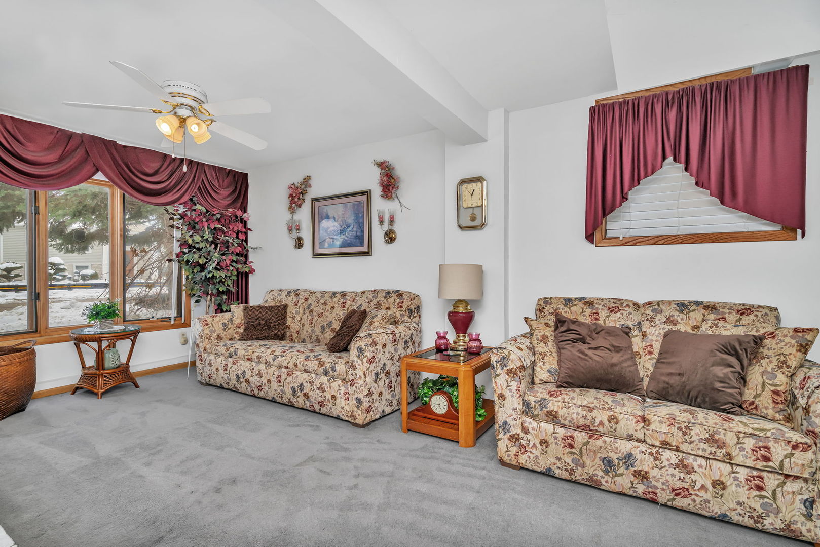 334 Hemlock Avenue Romeoville, IL 60446 - Photo 18 of 24 a living room with furniture and a couch
