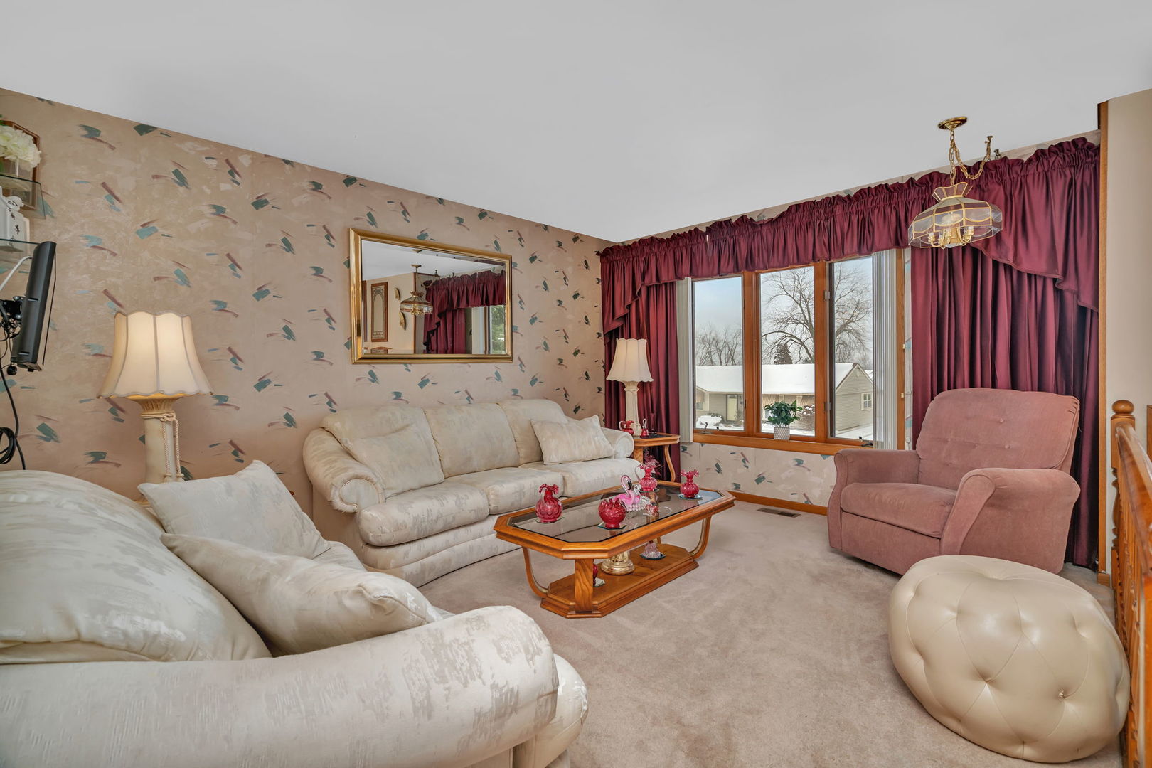 334 Hemlock Avenue Romeoville, IL 60446 - Photo 4 of 24 a living room with furniture and a large window