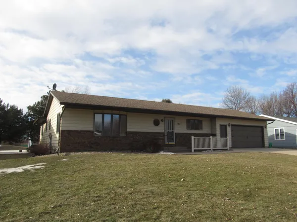 $349,000 | 1621 Oakwood Drive, Worthington, MN 56187