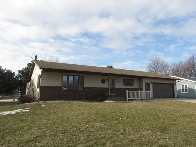 $349,000 | 1621 Oakwood Drive, Worthington, MN 56187