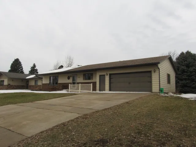 $349,000 | 1621 Oakwood Drive, Worthington, MN 56187