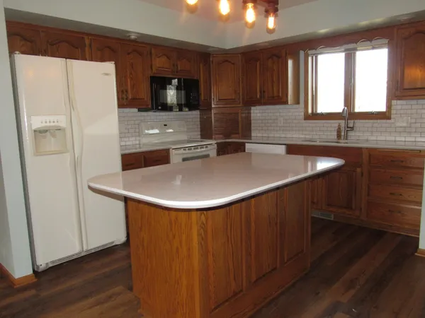 $349,000 | 1621 Oakwood Drive, Worthington, MN 56187