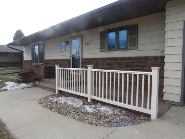 $349,000 | 1621 Oakwood Drive, Worthington, MN 56187