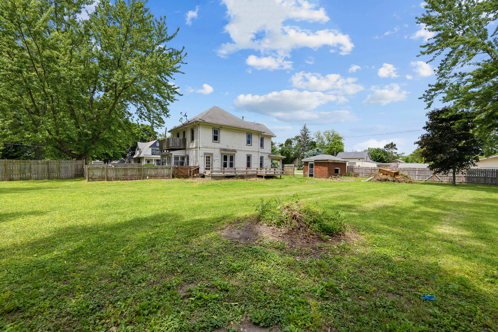 1202 20th Avenue Viola, IL 61486 - Photo 5 of 50 a view of a house with a big yard