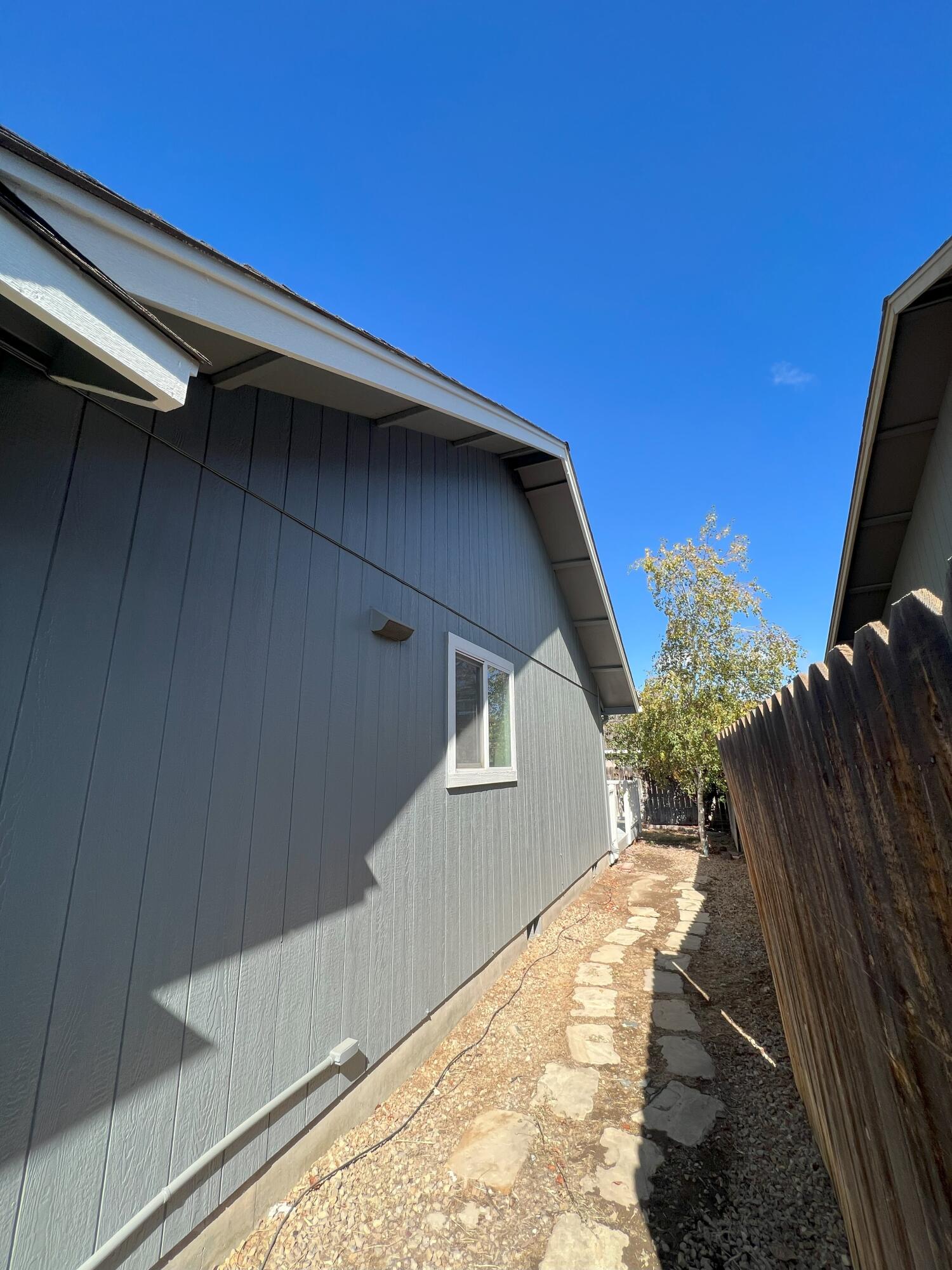 1979 Northwest Jackpine Place Redmond, OR 97756 - Photo 18 of 25 SIde yard 1