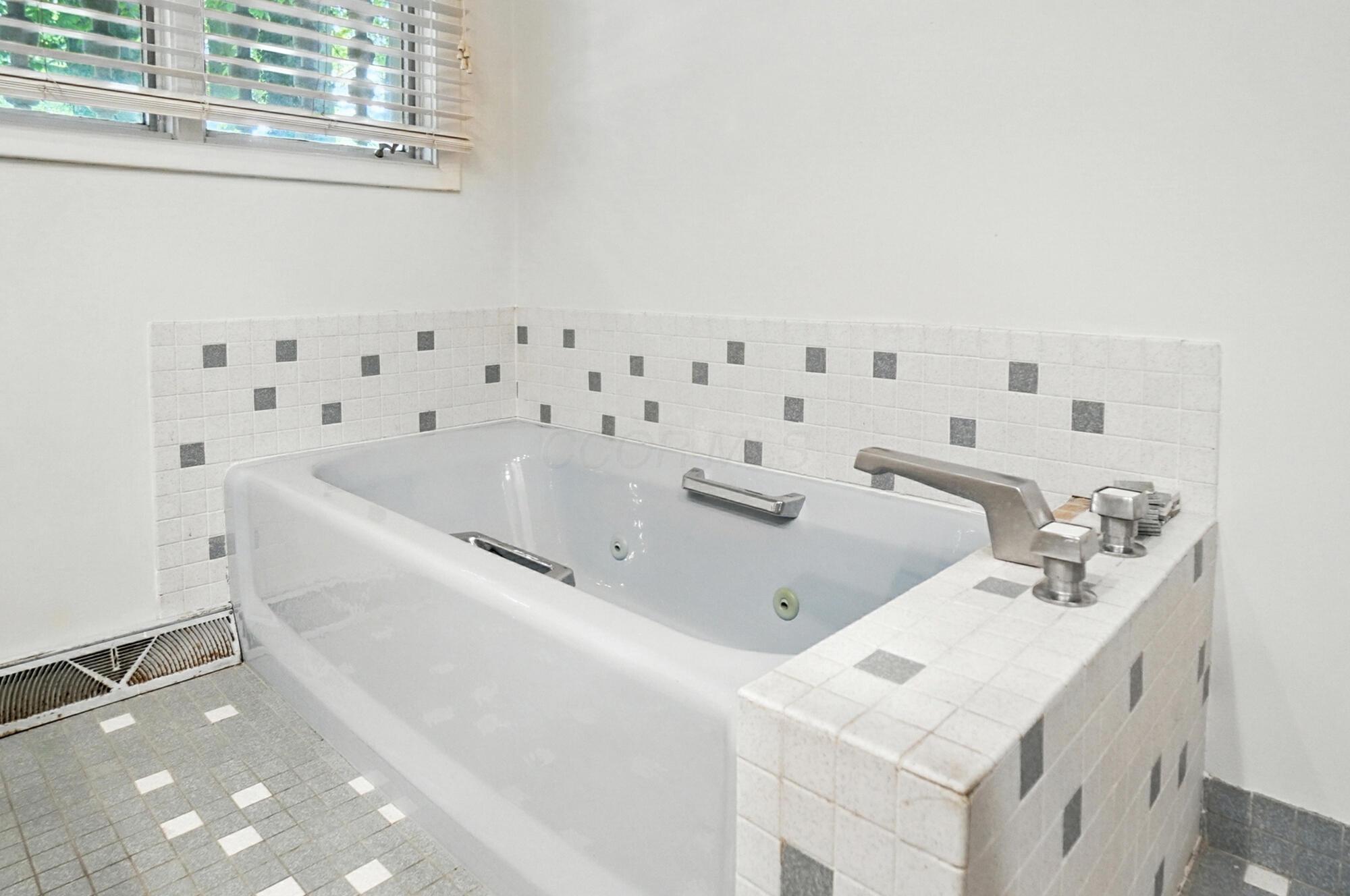 3885 Woodbridge Road Columbus, OH 43220 - Photo 65 of 158 061