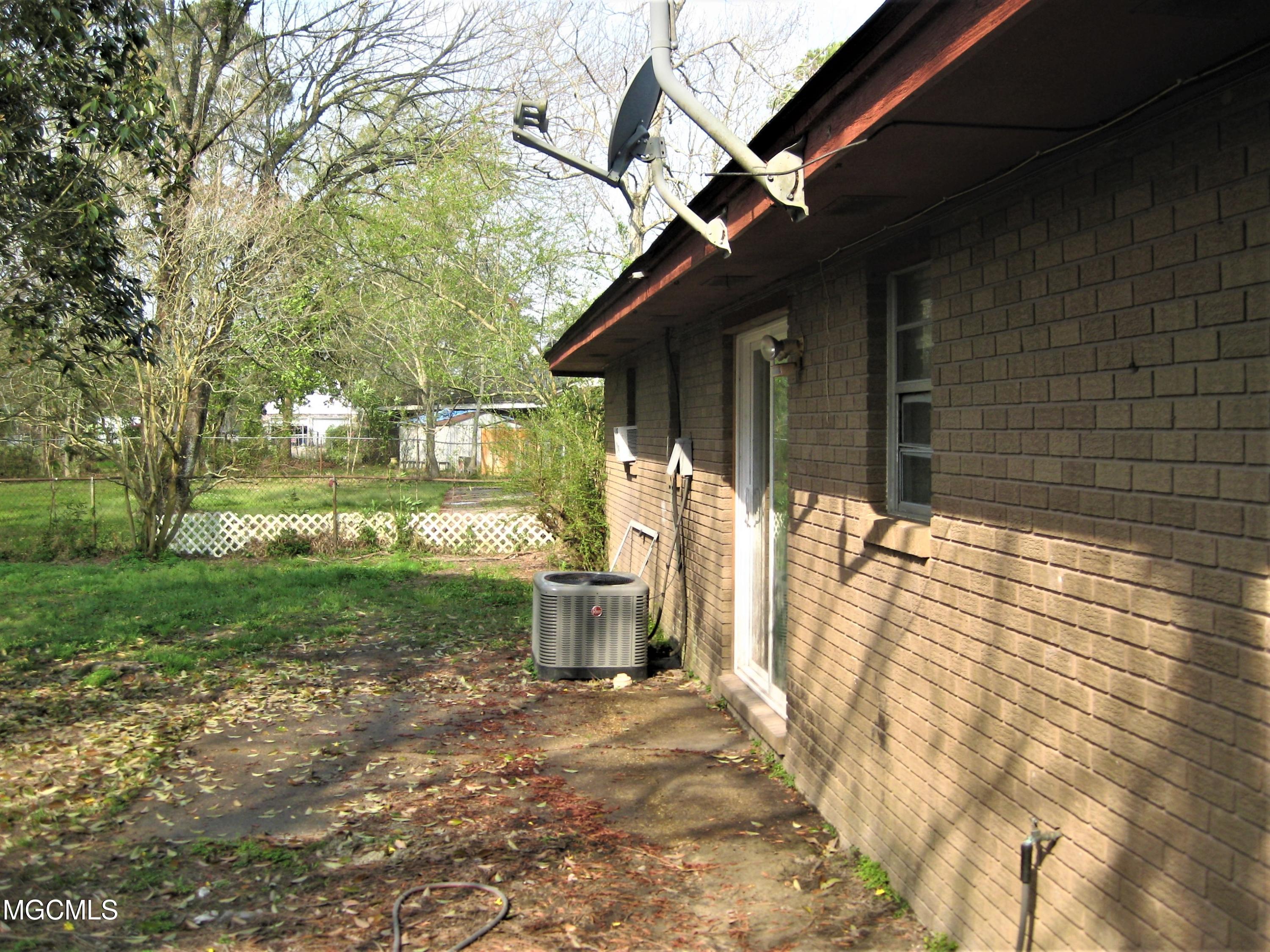 13045 Dedeaux Road Gulfport, MS 39503 - Photo 2 of 20 IMG_0558 (2)