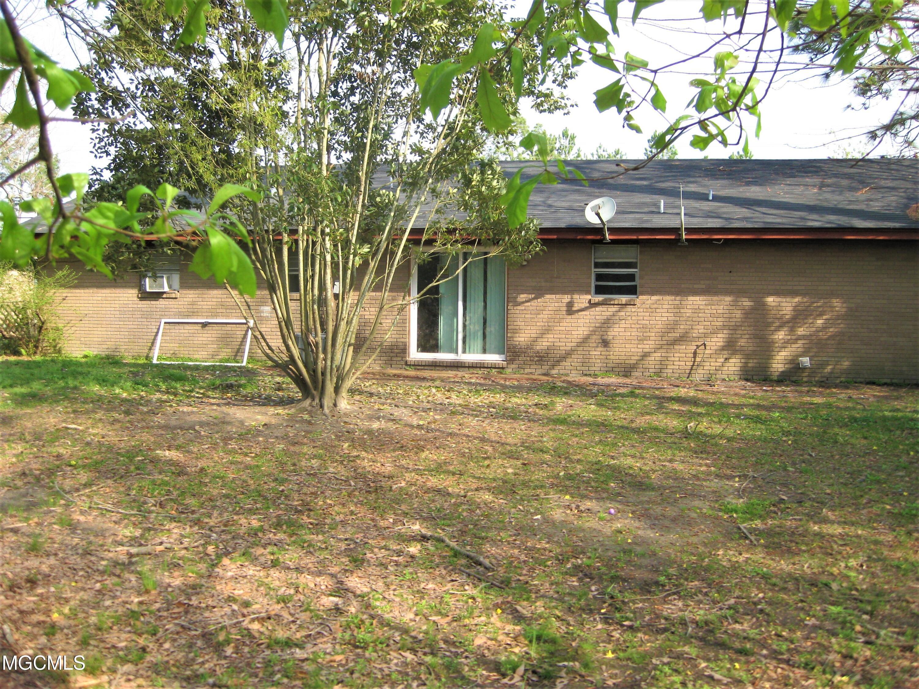 13045 Dedeaux Road Gulfport, MS 39503 - Photo 3 of 20 IMG_0559 (2)