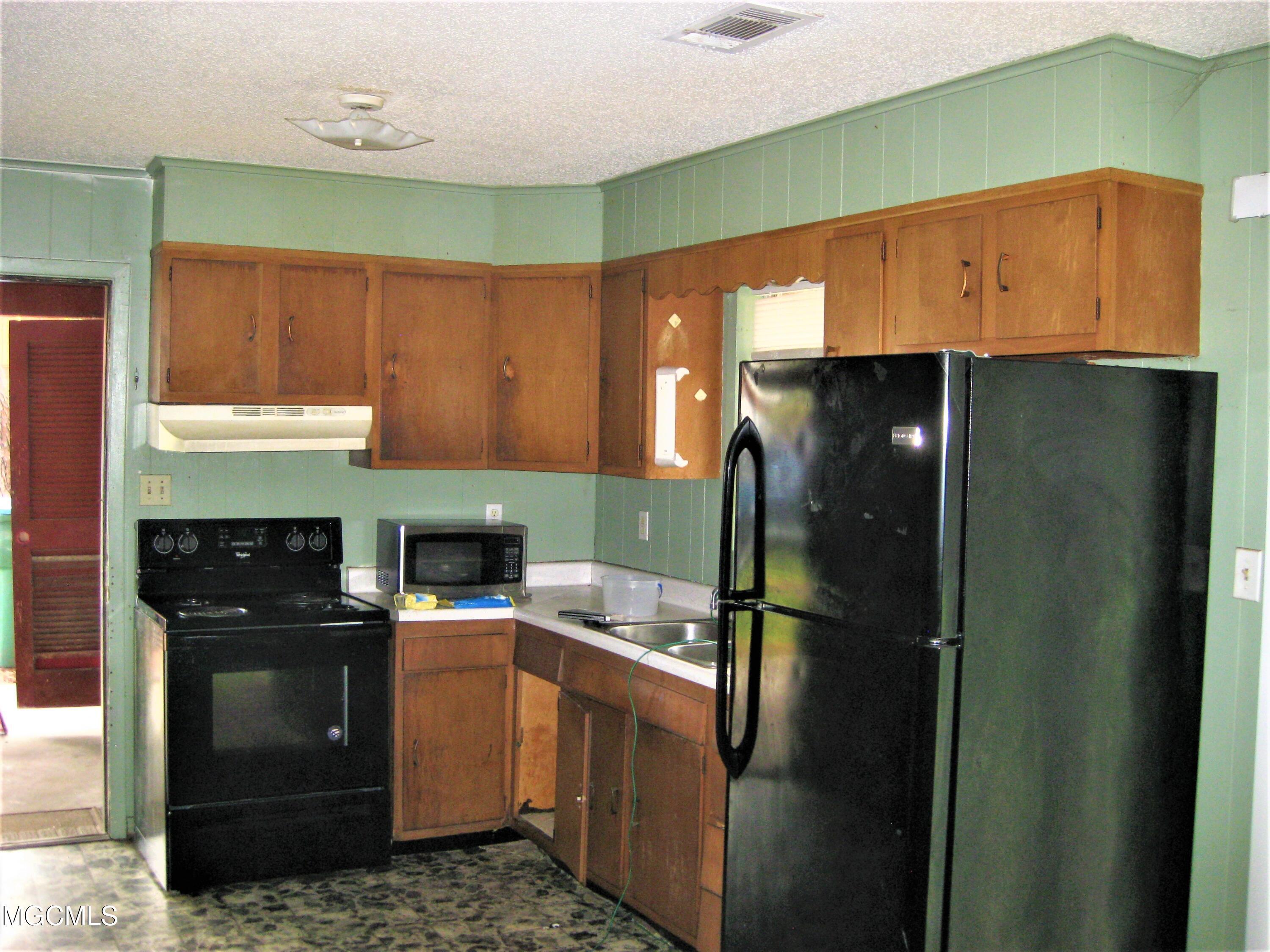 13045 Dedeaux Road Gulfport, MS 39503 - Photo 6 of 20 IMG_0571 (2)