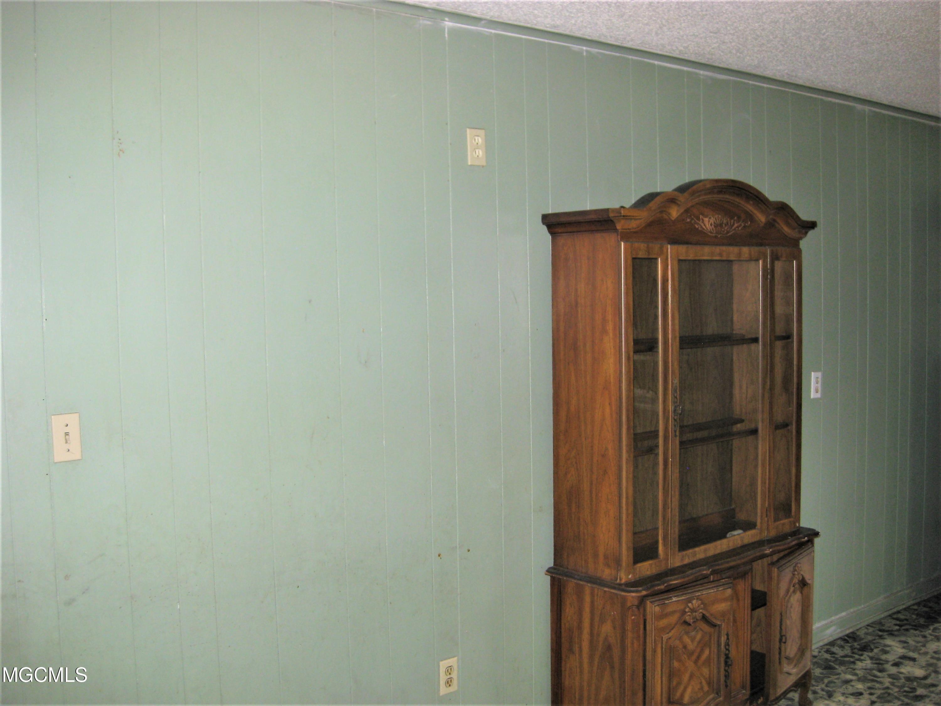 13045 Dedeaux Road Gulfport, MS 39503 - Photo 9 of 20 IMG_0573 (2)