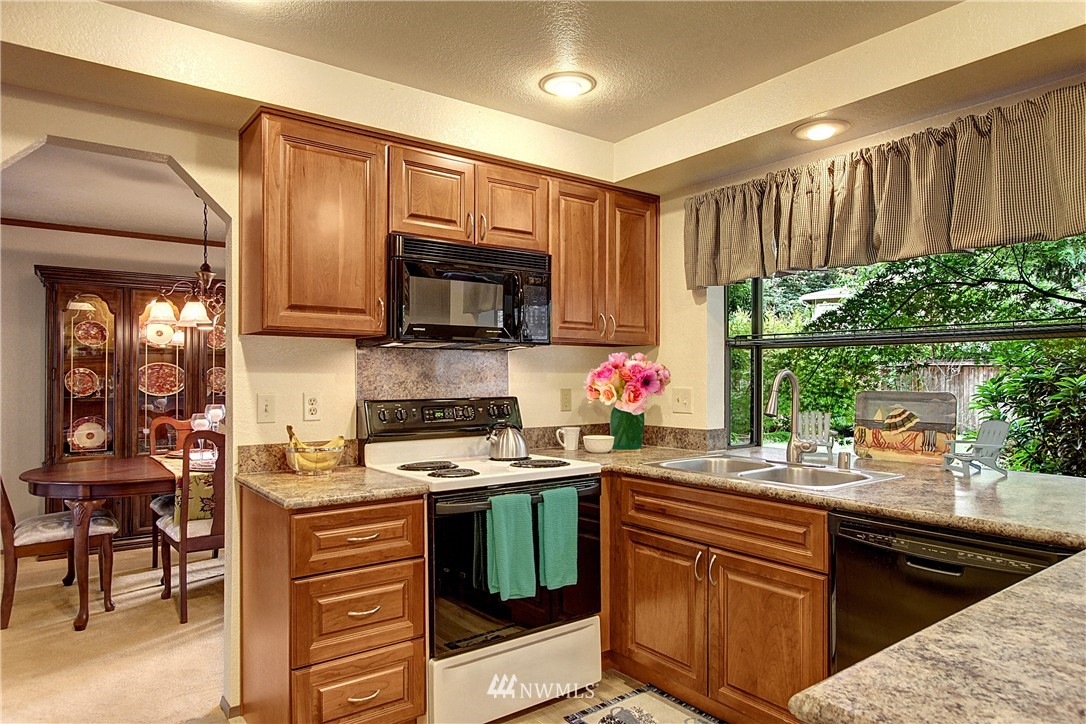 12804 Northeast 185th Court Bothell, WA 98011 - Photo 7 of 18 Gallery Image 7