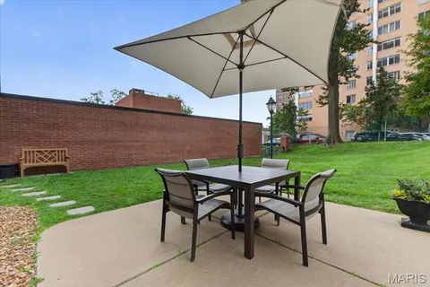$749,000 | 816 South Hanley Road, Unit 15B, Clayton, MO 63105
