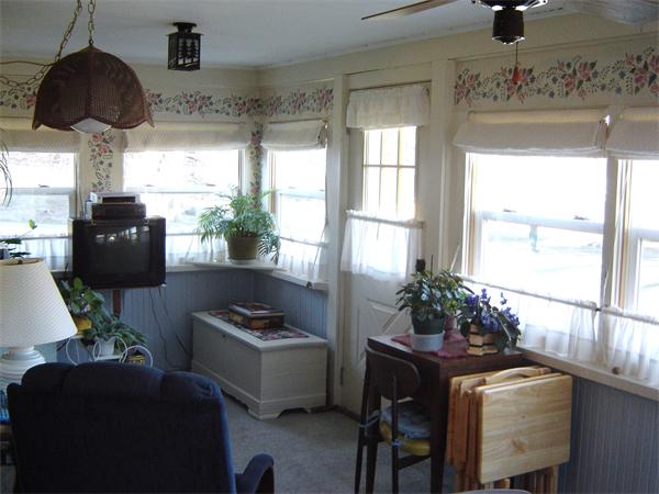 182 Riverton Road Springfield, MA 01109 - Photo 7 of 14 a dining room with furniture and window