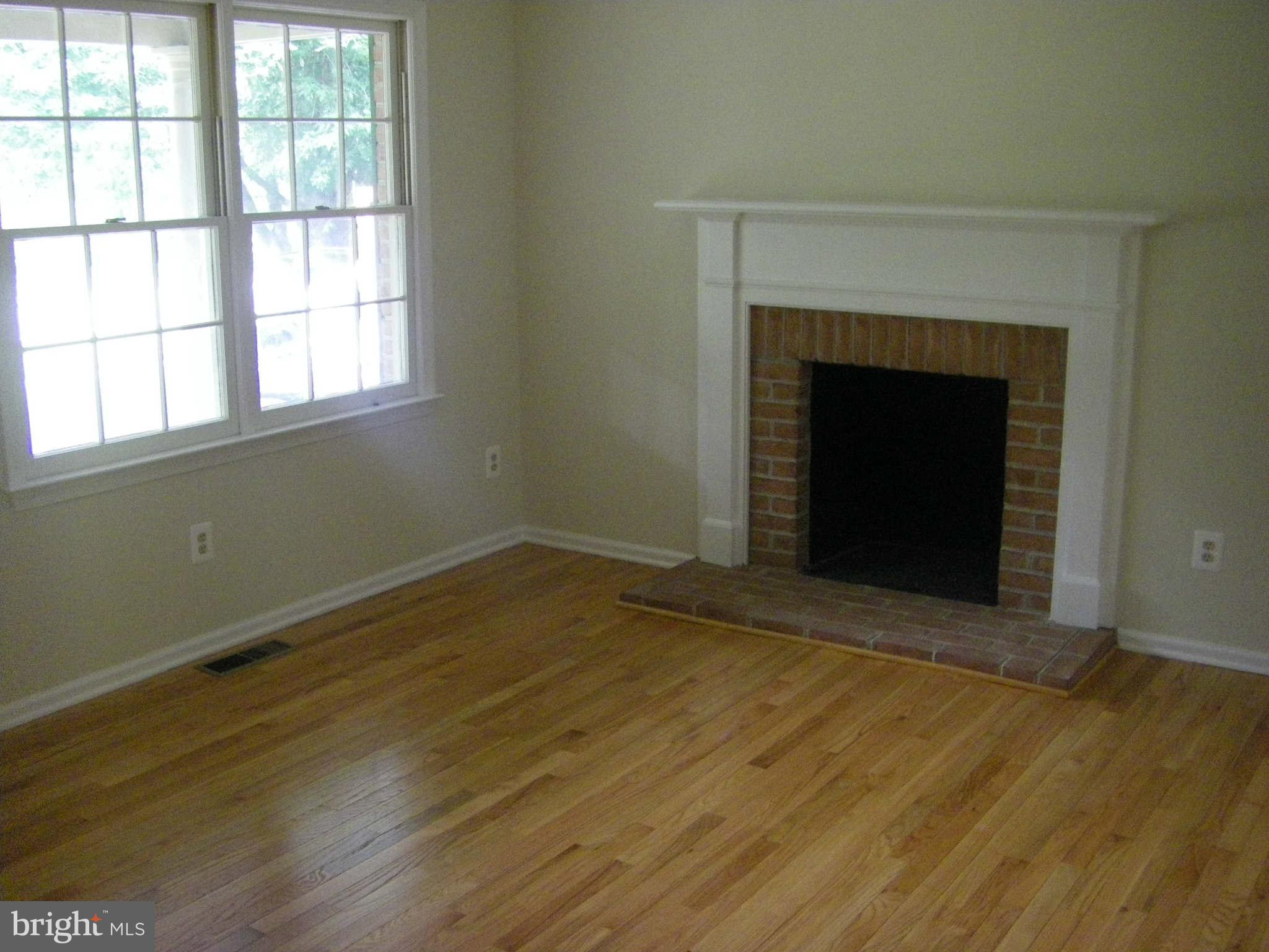 244 Dry Mill Road Southwest Leesburg, VA 20175 - Photo 9 of 14 Living Room