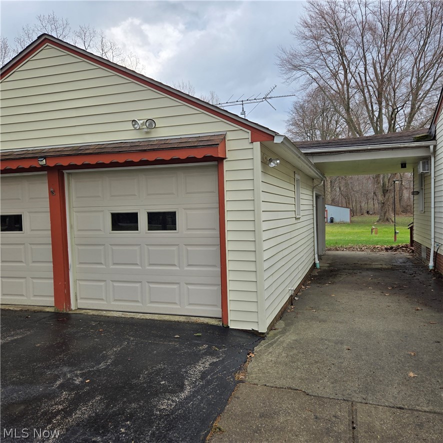 38700 Johnnycake Ridge Road Willoughby, OH 44094 - Photo 25 of 34 BREEZEWAY BETWEEN HOUSE AND OVERSIZED GARAGE