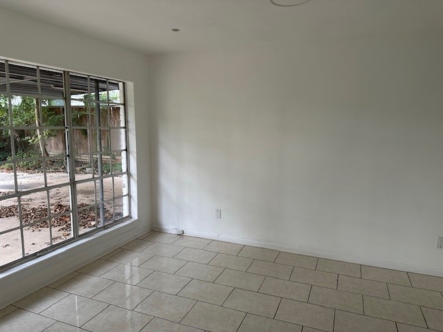 910 1/2 Oak Street Houston, TX 77018 - Photo 5 of 13 a view of an empty room and window