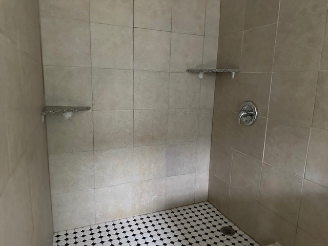 910 1/2 Oak Street Houston, TX 77018 - Photo 8 of 13 a bathroom with a shower