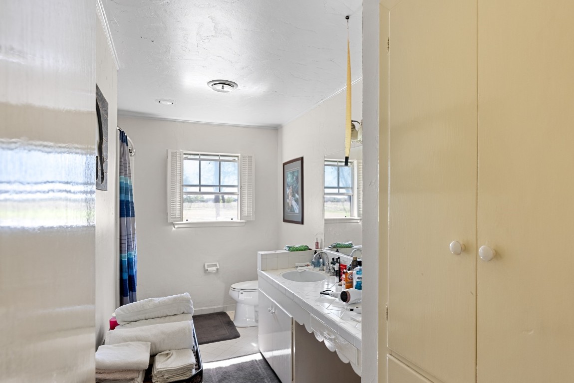 3777 San Marcos Highway Luling, TX 78648 - Photo 36 of 37 a bathroom with a sink mirror and a bathtub