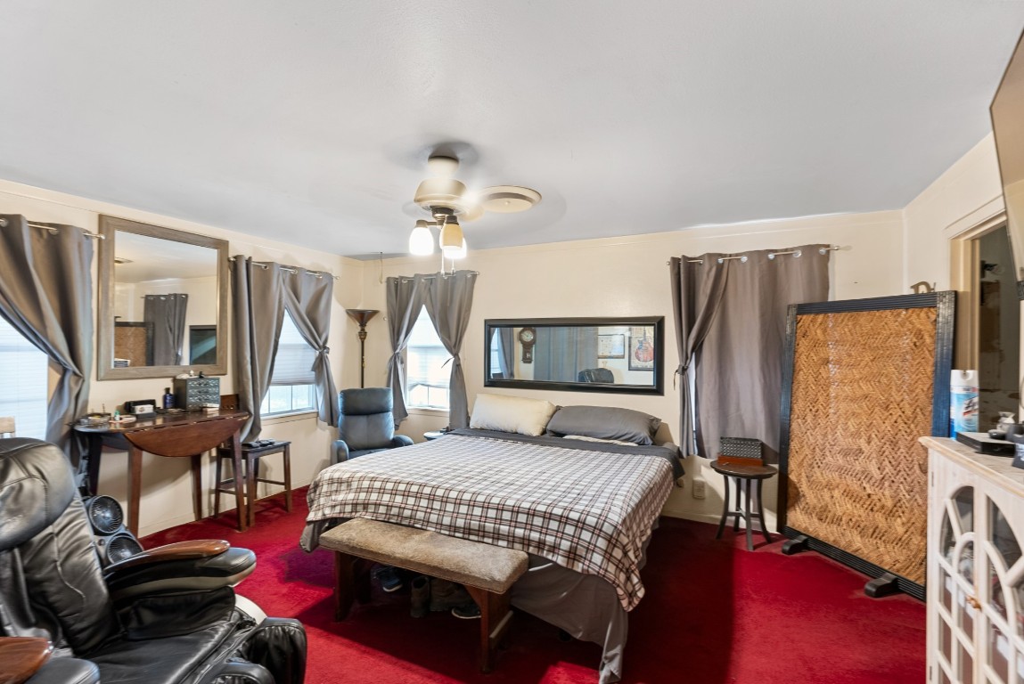 3777 San Marcos Highway Luling, TX 78648 - Photo 37 of 37 a bedroom with a bed a table and chair