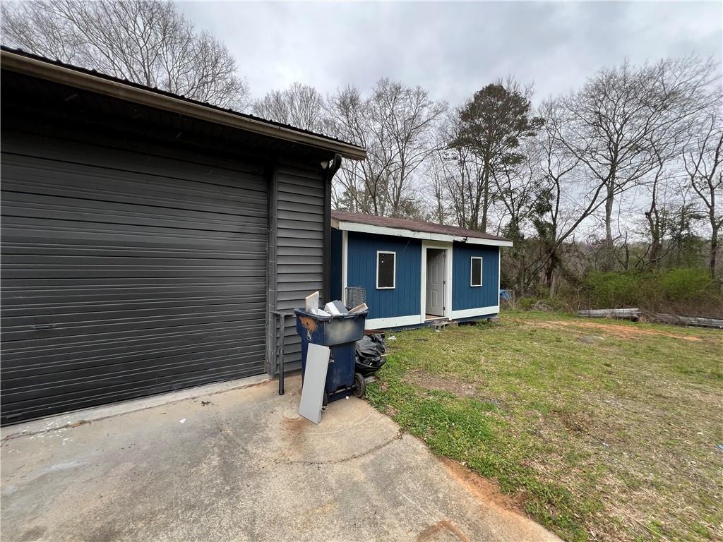 5536 Jackson Trail Road Hoschton, GA 30548 - Photo 20 of 41 a backyard of a house with table and chairs