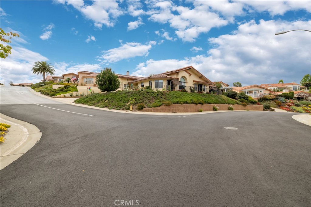 1113 Crescent Bend Fallbrook, CA 92028 - Photo 2 of 38