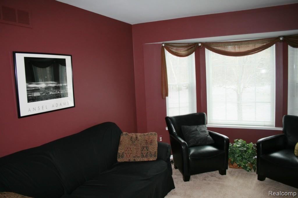 9235 Kestrel Ridge Road Brighton, MI 48116 - Photo 12 of 17 6 living.jpg
