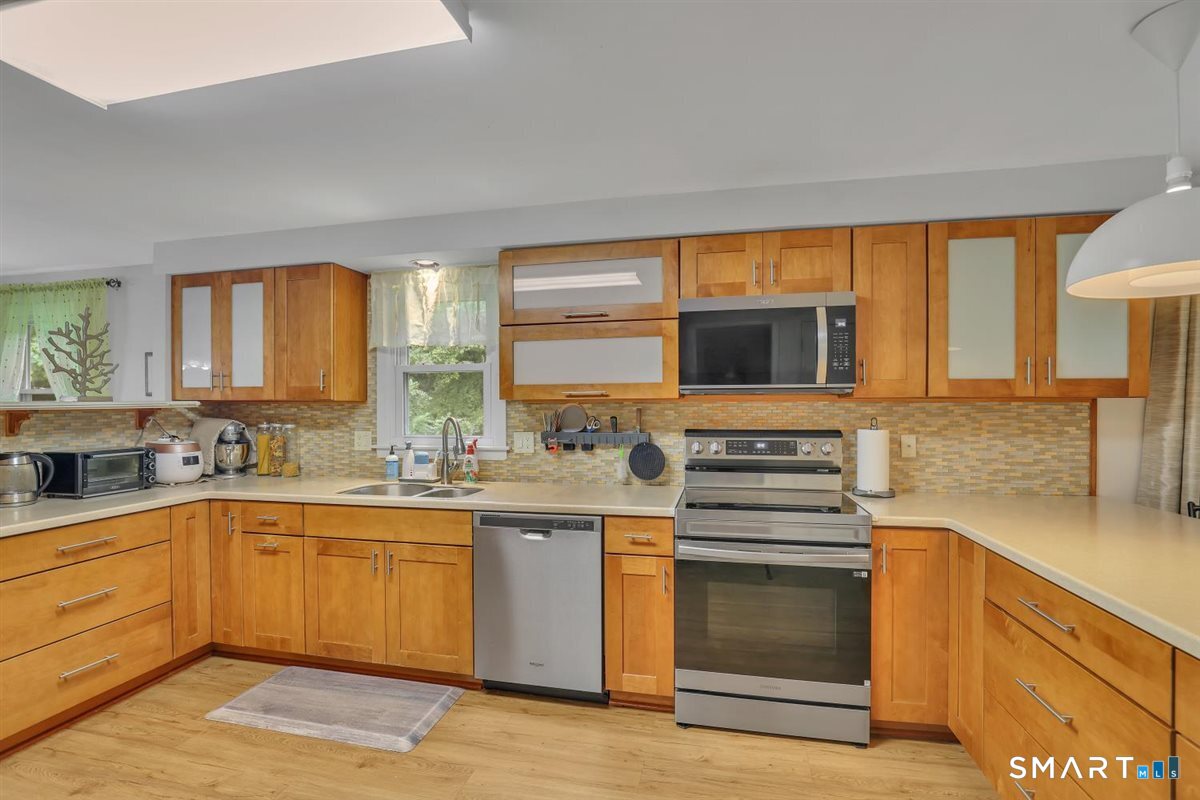 103 Grissom Road Manchester, CT 06042 - Photo 6 of 34 Gallery Image 6