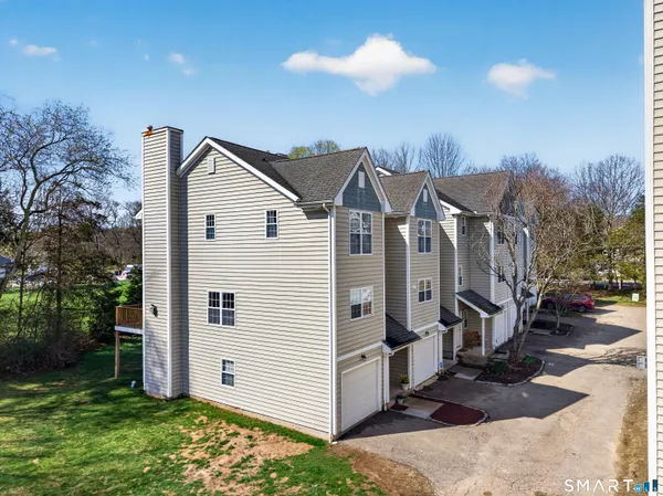 $279,900 | 18 Forestview Drive, Unit 18, Norwich, CT 06360