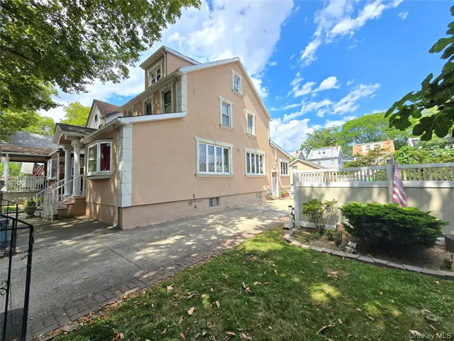 a view of a yard in front of a house
