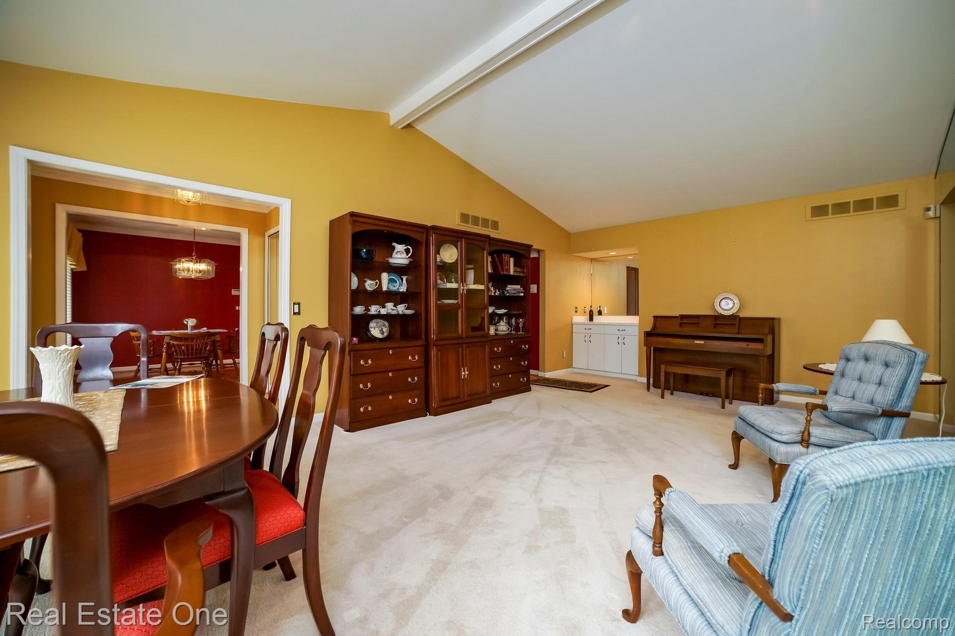2176 London Bridge Drive, Unit 41 Rochester, MI 48307 - Photo 6 of 17 005-photo-living-room-7598277.jpg