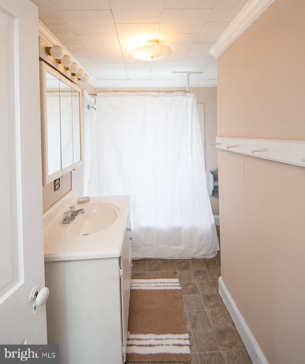 105 Center Street Hurlock, MD 21643 - Photo 30 of 40 2nd level bath