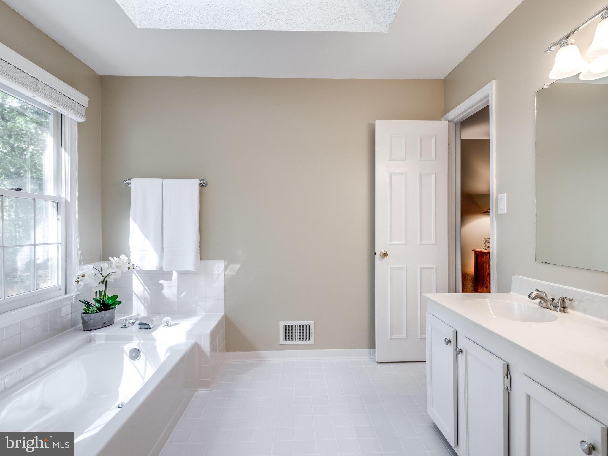 11617 Deer Forest Road Reston, VA 20194 - Photo 21 of 30 Bath (Master)