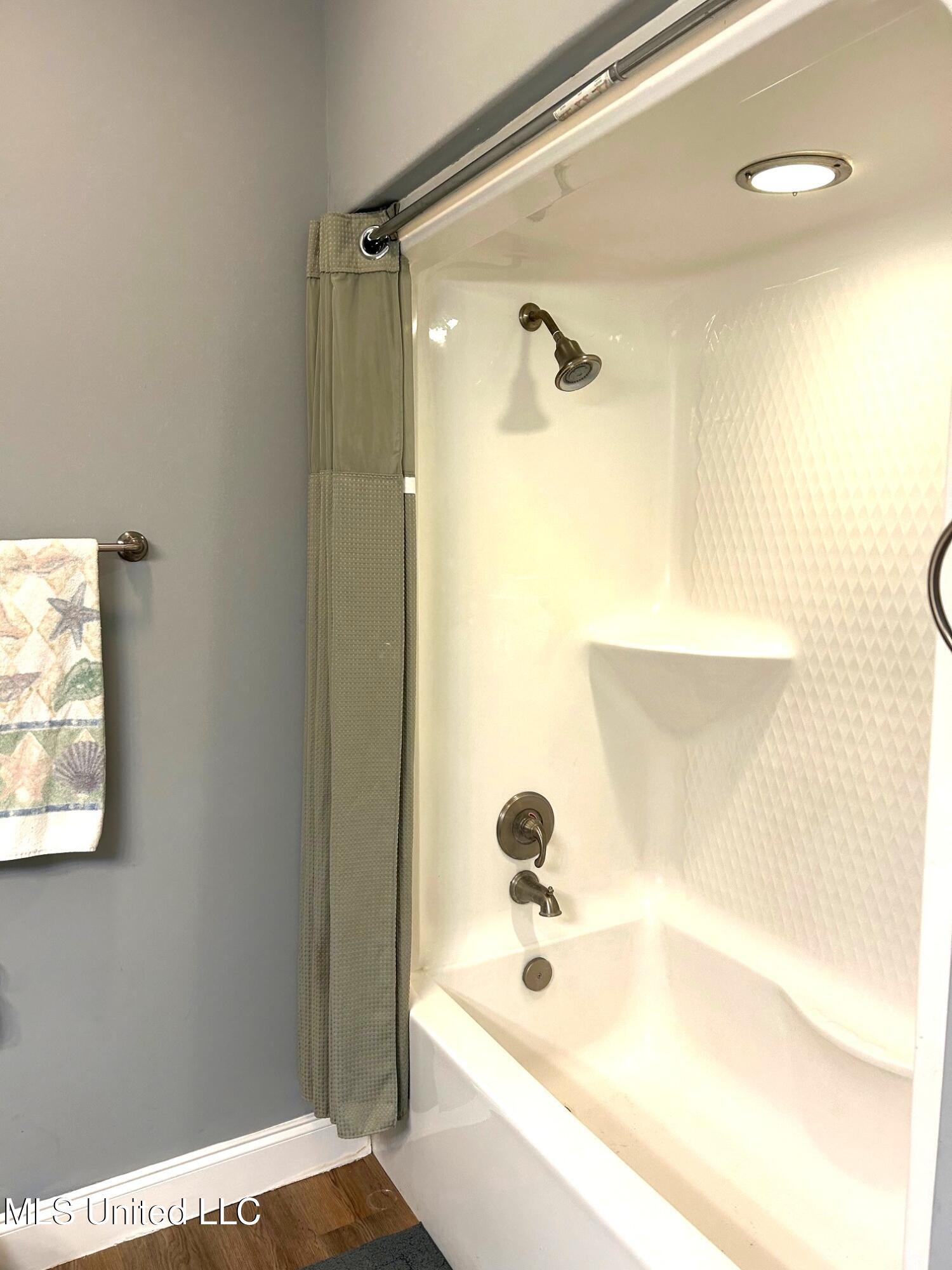 1025 Clover Lane McComb, MS 39648 - Photo 11 of 17 Primary tub/shower